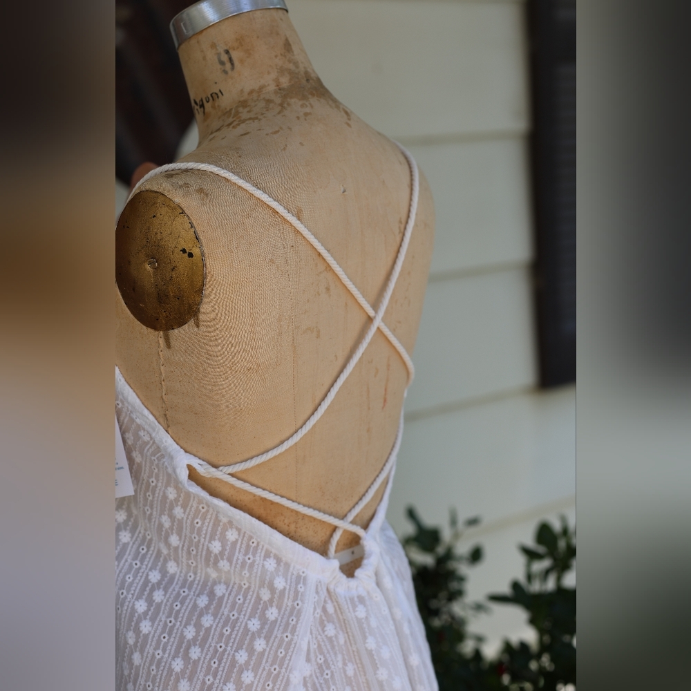 White Sleeveless Lace Top - Picture 3 of 4